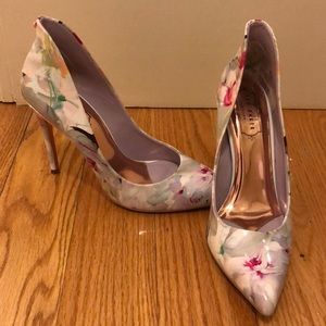 Like new Ted Baker Savei pumps 39 / 8.5/9